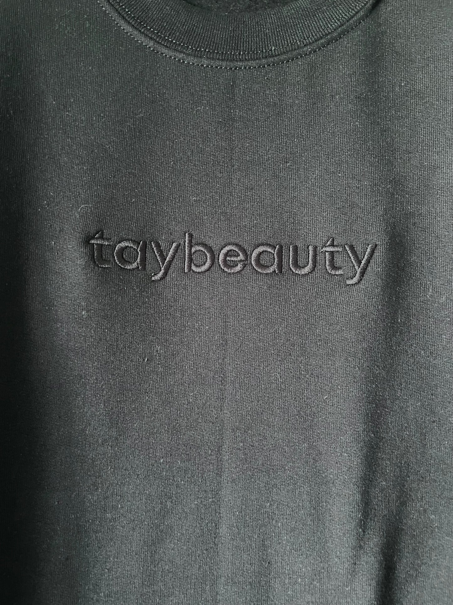 taybeauty crewneck - black